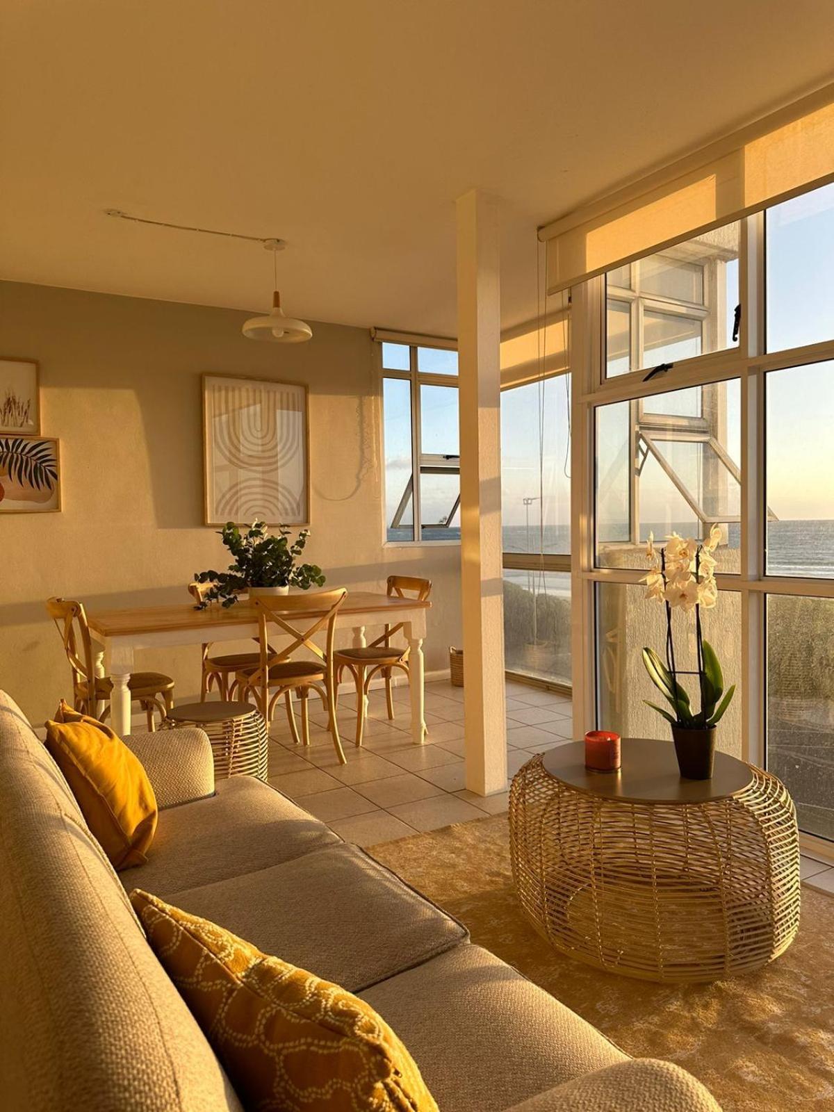 Charming Beachfront Apartment Cape Town